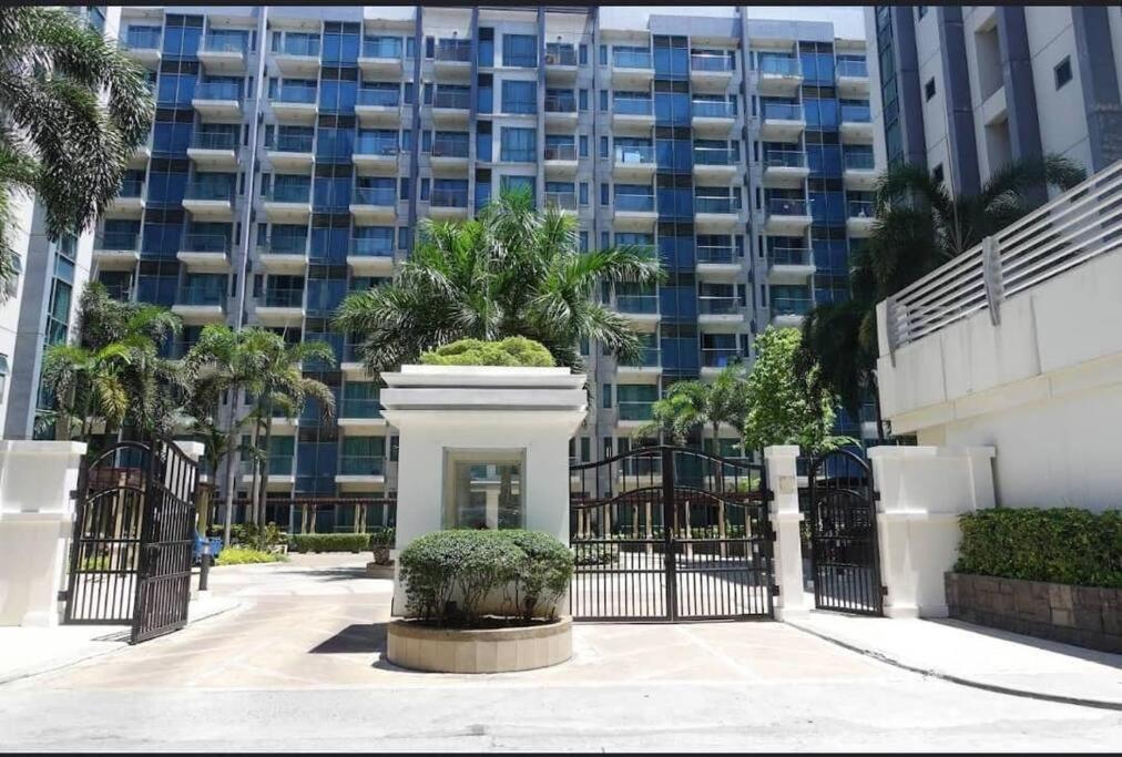 Lovely 2 Bed Room Condo Infront Of Naia Terminal 3 Манила Екстериор снимка